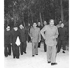 1960年2月，毛澤東和出席中共中央軍委會議的負責人在一起