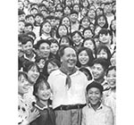 1959年6月，毛澤東和韶山學校的師生們在一起