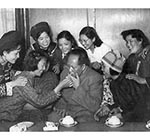 1957年，毛澤東和青年團代表在一起