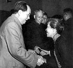 1956年，毛澤東和著名婦產科專家林巧稚親切握手