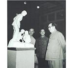 1955年，毛澤東參觀全國美術展覽