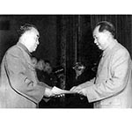 1955年9月27日，毛澤東頒發授予朱德元帥軍銜的命令狀
