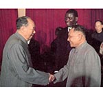 1974年，毛澤東和鄧小平在北京