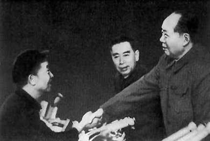 1969年，毛澤東和大慶石油工人王進喜親切握手