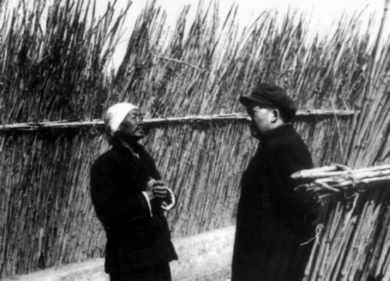 1952年，毛主席在北京近郊访问农民。