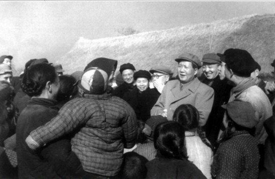 1955年，毛澤東在南京郊區饒辰鄉十月農業合作社和群眾交談。