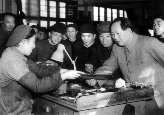 1956年，毛澤東視察南京無線電廠