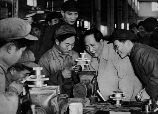 1956年，毛主席在天津視察工廠