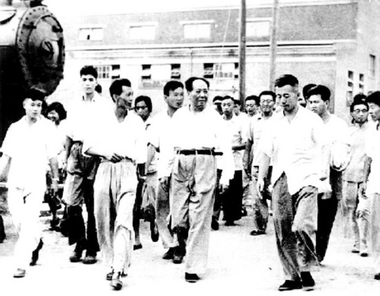 1958年，毛主席在湖北視察武漢重型機床廠
