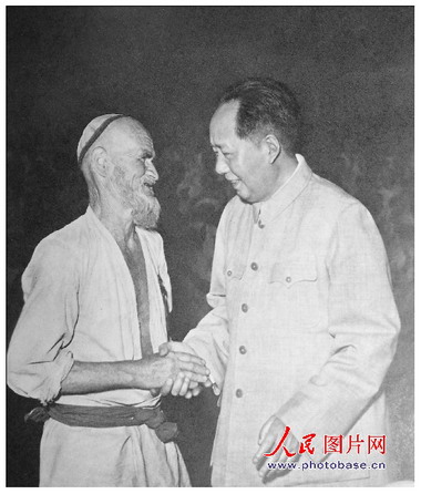 1958年，毛澤東和維吾爾族老人庫爾班·吐魯木親切握手