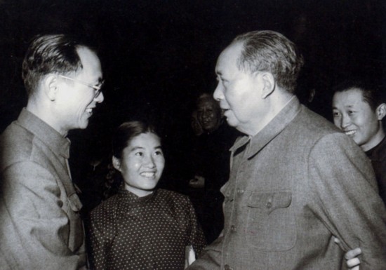 1965年，毛主席在北京與生物化學家彭加木親切握手交談