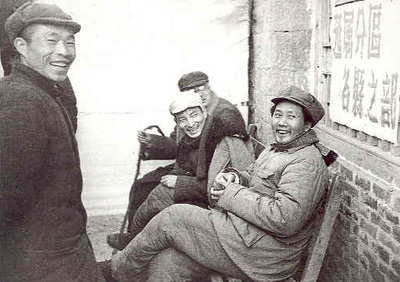 1943年12月，毛澤東和陳云、林伯渠在陜甘寧邊區